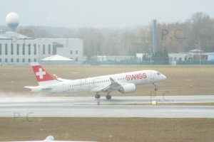 bombardier cs300 airbus a220 swiss photo przemyslaw chorazykiewicz.JPG