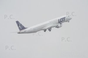 polish embraer 195 retracts undercarriage chopin airport.JPG