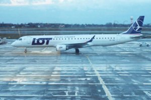 splng embraer 195 sp-lng polish airlines photo chorazykiewicz 2019 chopin.JPG