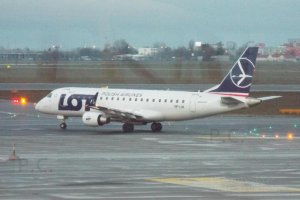 18. 01. 2019 embraer 175 sp-lia airliner.JPG