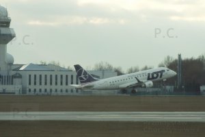embraer 170 sp-ldi start take-off chopin.JPG