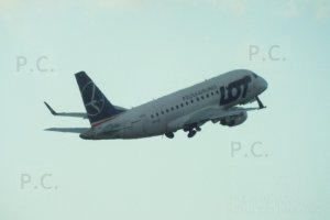 samolot Embraer chowa podwozie lotnisko Chopina styczeń 2019.JPG