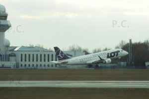 sp-ldi 2019 polish airlines 90 years anniversary 18. 01. 2019 embraer.JPG