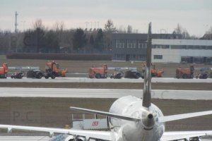 praca służb lotniskowych dbających o stan pasa na lotnisku F. Chopina.JPG