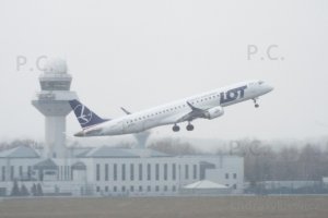 startujący embraer 195 pll lot na tle wieży radaru.JPG