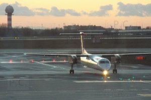 reflektor na goleni podwozia bombardiera q400.JPG
