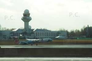 biało zielono niebiesko czerwony samolot dash q 400.JPG