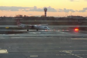 kołujący dash q 400 taxying dash q 400 chopin warsaw.JPG