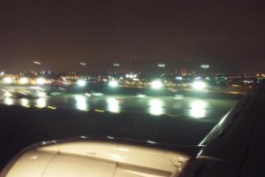 światła reflektorów odbite w błyszczącej gondoli silnika embraera 195 pll lot sp-lnk.JPG