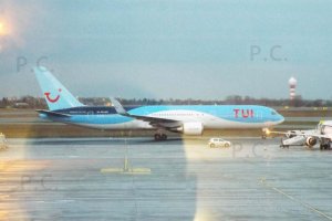 boeing tui odblaski na szybie poranne światła 18. 01. 2019.JPG