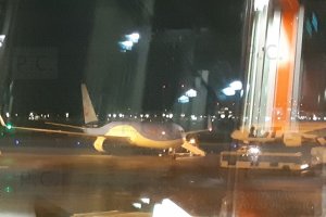 airport night photo airliner samsung galaxy a8.jpg