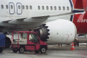różowy pojazd lotniskowy pink airport vehicle chopin warszawa warsaw polska poland.JPG