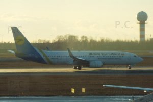 b 737 ur-psx ukrainian airliner photographed against sunrays.JPG