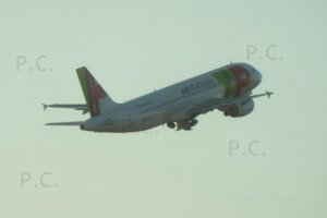 samolot portugalski ma zielone i czerwone oznaczenia tap portugal.JPG
