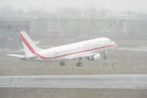 splih embraer 175 sp-lih startuje w snieżnej pogodzie.JPG