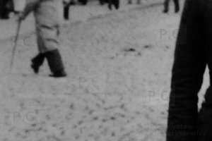 mężczyzna z laską na Franciszkańskiej w Przemyślu.JPG