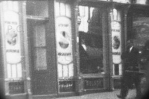 julian szancer i inne witryny sklepów franciszkańska obok kościoła.JPG