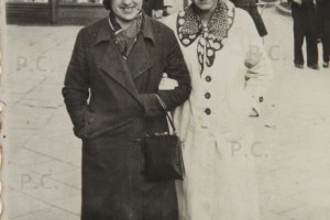 witryna przedwojennego sklepu odzieżowego.jpeg