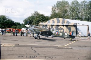 spitfire przed hangarem na pokazach