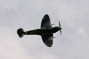 kamuflaż spitfire w locie fot. przemyslaw chorazykiewicz
