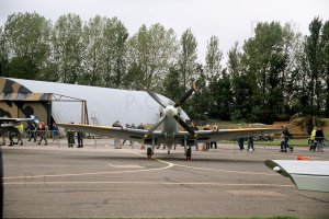 widok od przodu myśliwca spitfire