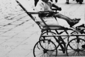 koło szprychowe przedwojenny wózek dziecięcy fotografia historia przemyśl.JPG