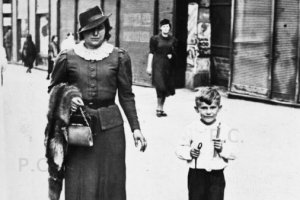 przemyśl chłopiec z pieskiem kobieta w kapeluszu lampy reklamy zabytki.JPG