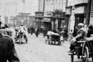 fotograf uwiecznił furmanki na ulicy Franciszkańskiej w Przemyślu.jpg