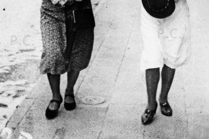 moda kobieca płytki chodnik hydrant przemyśl przed wojną.JPG