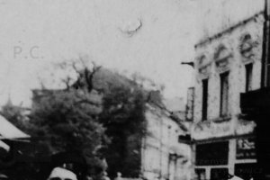 widok na wschód z franciszkańskiej na plac na bramie.JPG