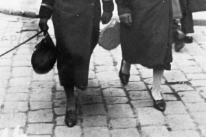 franciszkanska kraweznik chodnik trotuar moda damska.JPG