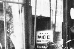 salon mód przemyśl franciszkańska zabytkowy szyld.JPG