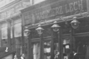 zabytkowe lampy na starej fotografii przemyśl.JPG