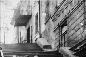 stary przemyśl schody barierka rynek budynek.JPG