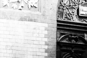 detale bramy rycerskiej przemyśl drewniane zabytkowe drzwi.JPG