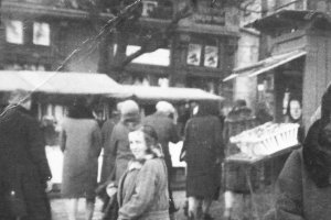 targ budka szyld przemyśl dziewczynka.JPG