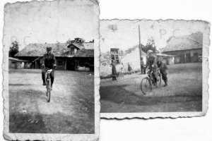 żołnierz na rowerze pchanym przez drugiego żołnierza.JPG