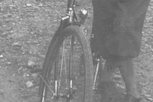 zabytkowy rower w przemyślu.JPG