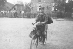 harcerz na starym rowerze.JPG