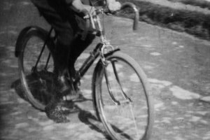 żołnierz na starej kolarzówce w Przemyślu.JPG