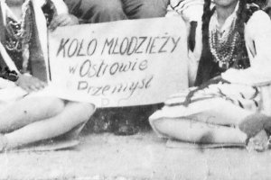 stare zdjęcie koło młodzieży ostrów przemyśl historia fotografia.JPG