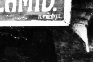 fragment starej reklamy i kamienicy zdjęcie archiwalne.JPG