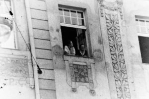 kobiety wyglądające przez okno hotelu royal.JPG