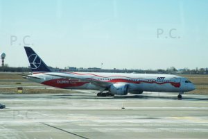 kołujący dreamliner w biało-czerwonym malowaniu 22. 02. 2019.JPG