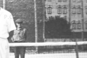 Przemyśl stary młyn kort tenisowy chłopiec podający piłki.JPG