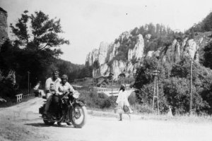 motor kobieta scenka historia fotografia.JPG