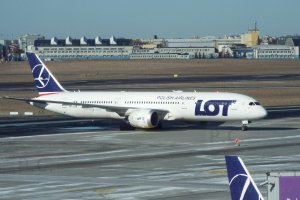 Polish Airlines Dreamliner longest 787-9.JPG