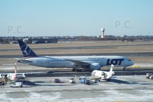 średnie samoloty są dużo mniejsze od wielkiego dreamlinera.JPG