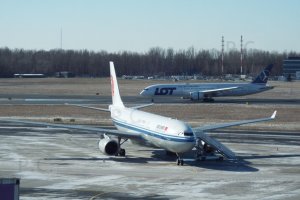 chiński i polski samolot na okęciu.JPG