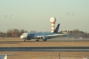 chopin okecie radar b 787 pll lot.JPG